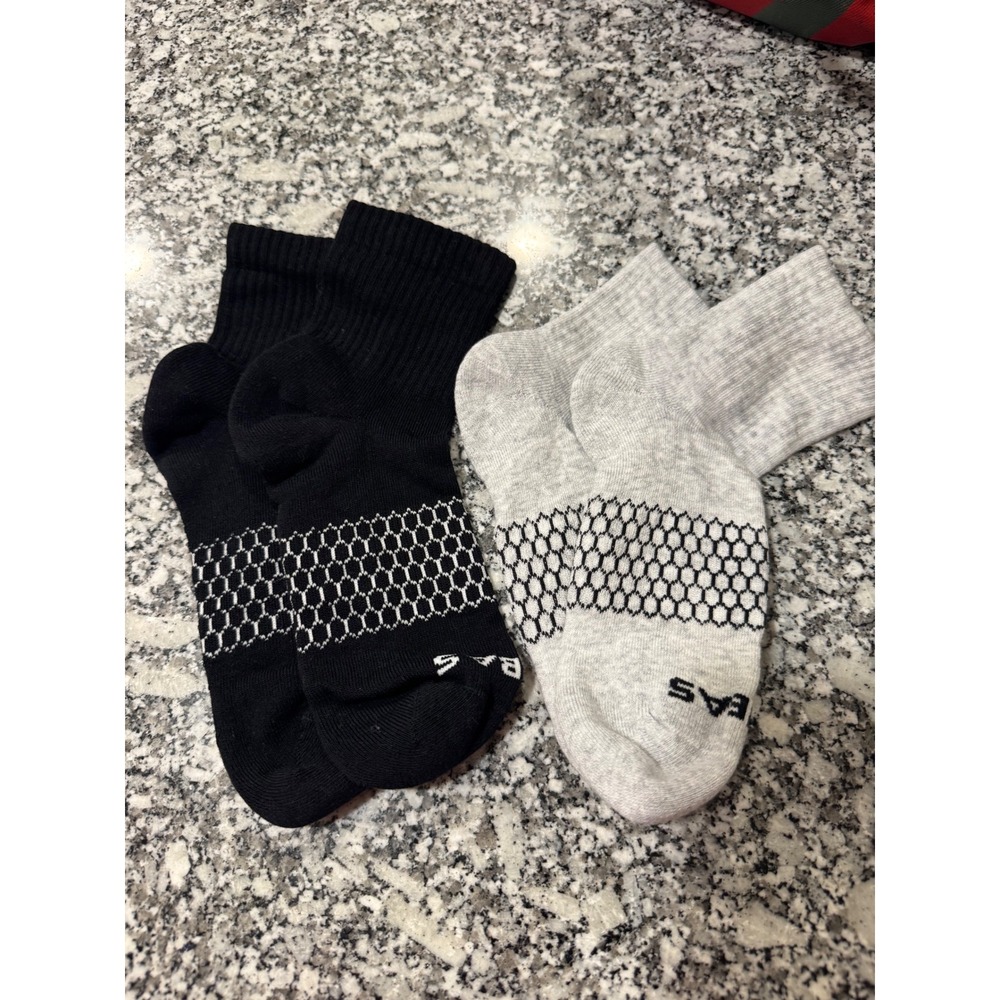 Bombas Mens Medium Quarter Socks 2 Pair Black Heather Gry Honeycomb Arch Support